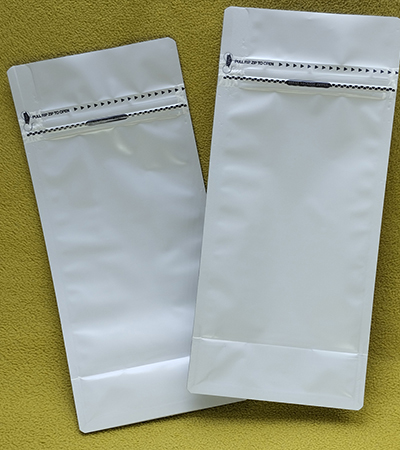 Λευκά ματ σακουλάκια αλουμινίου με επίπεδη βάση